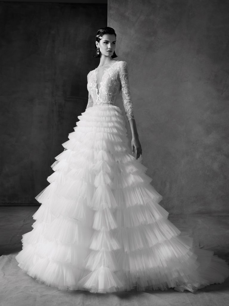 In questa immagine un modello della collezione di abiti da sposa Higar Novias 2023 con microbalze