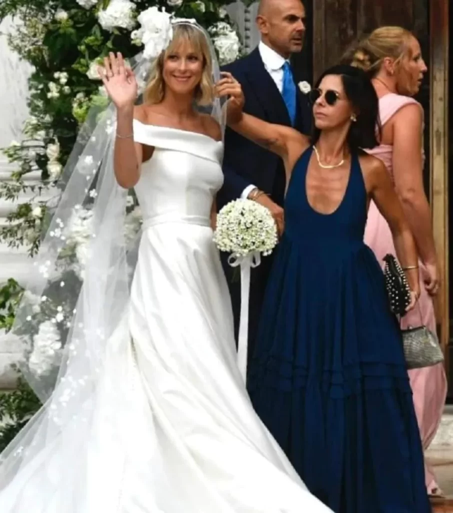 In questa foto Federica Pellegrini con l'abito da sposa Nicole Milano davanti la chiesa.