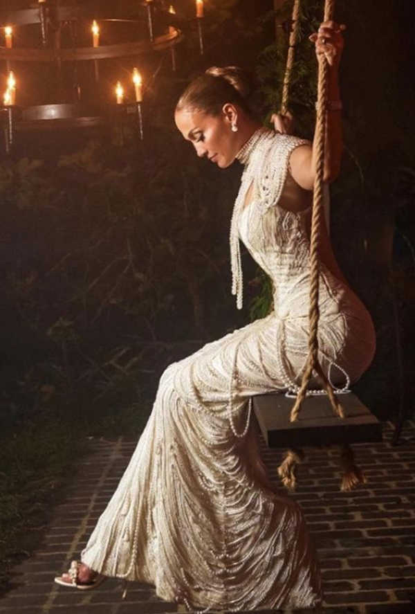 In questa foto Jennifer Lopez indossa il suo abito da sposa a sirena con fili di perle.