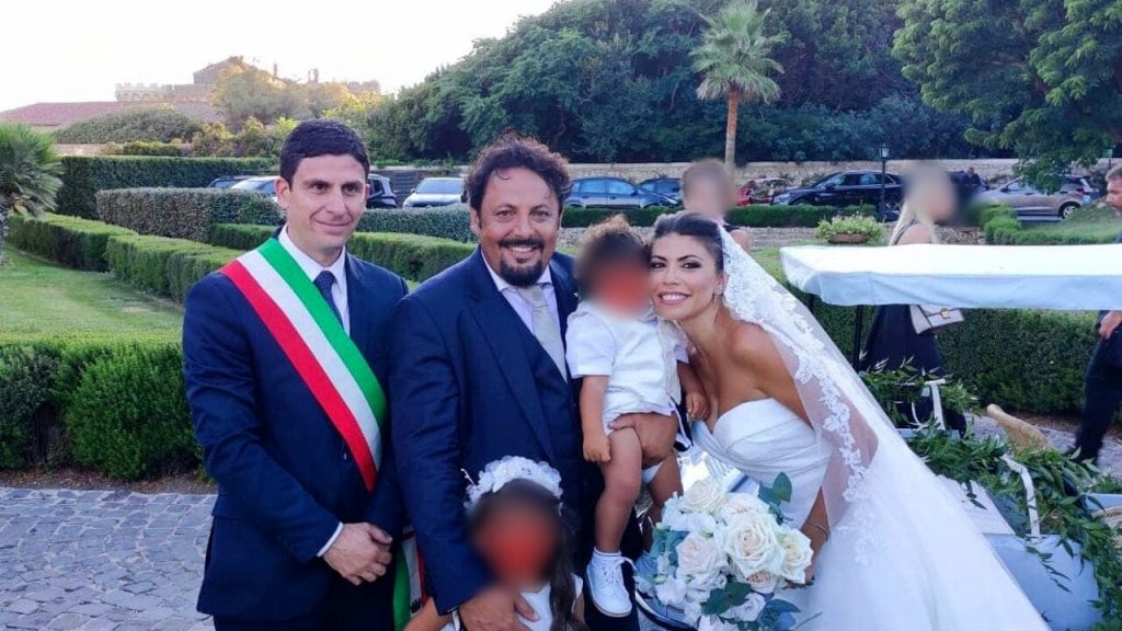 In questa foto Enrico Brignano e Flora Canto con i figli e il sindaco per il loro matrimonio