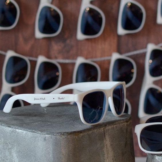 In questa foto un'idea di gadget per matrimonio: occhiali da sole personalizzati con i nomi degli sposi