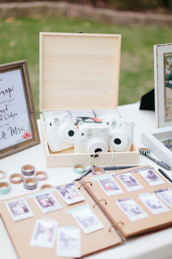 In questa foto un'idea di gadget per matrimonio: macchine fotografiche Polaroid per gli ospiti