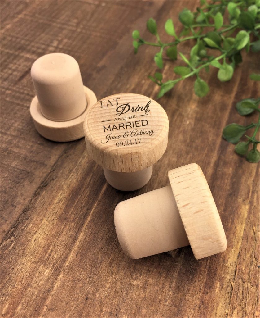 In questa foto un'idea di bomboniere matrimonio a tema vino: un tappo in legno personalizzato