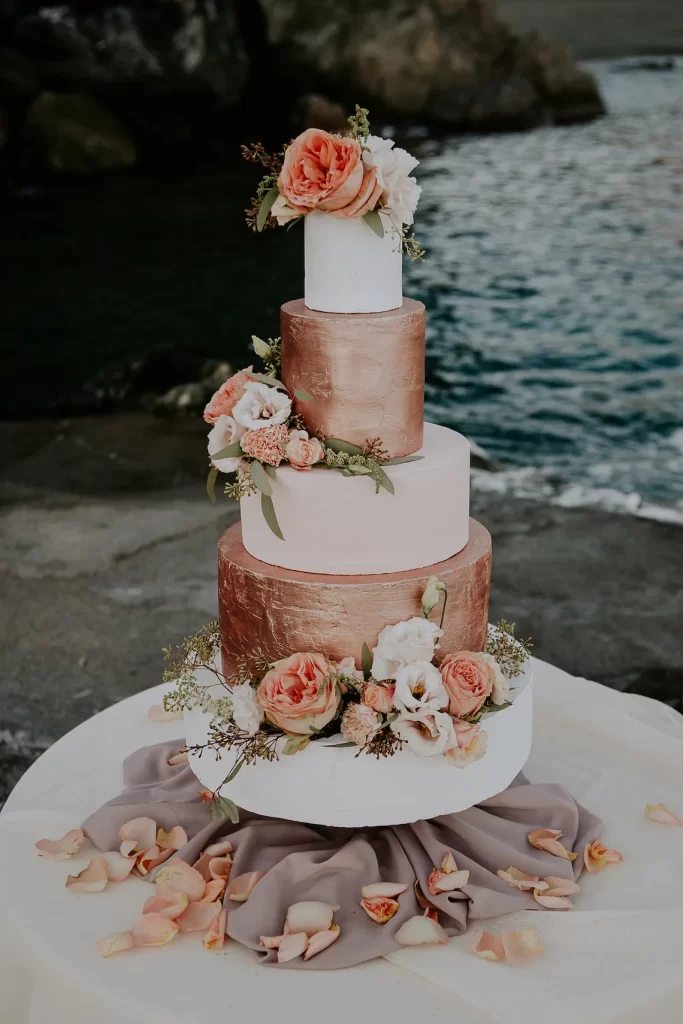 In questa foto l'idea di una torta per matrimonio decorata con i toni del rosa, bianco, oro rosa e tortora