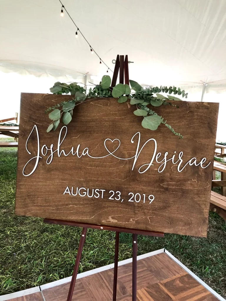 In questa foto idee matrimonio fai da te: una welcome board di legno con i nomi degli sposi e la data del matrimonio