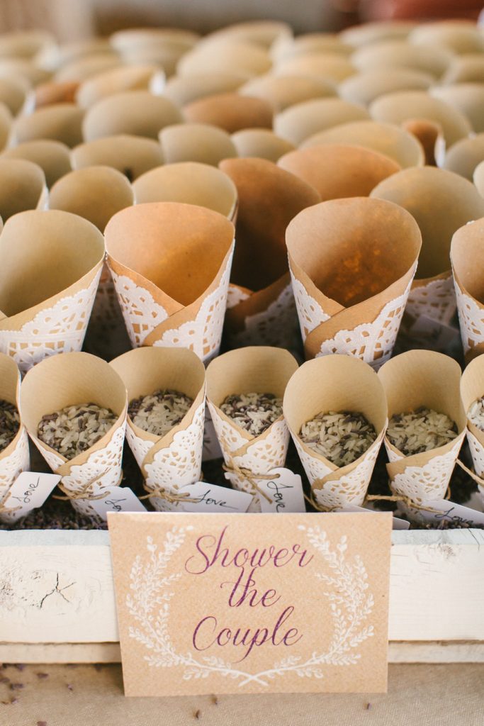 In questa foto idee matrimonio fai da te: coni riso in carta kraft decorata con carta bianca