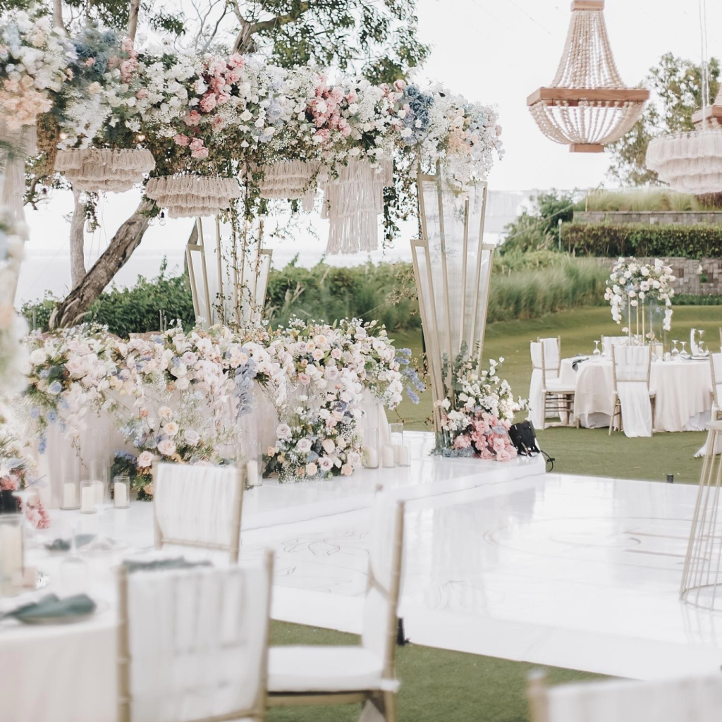 In questa foto idee per fiori matrimonio colore rosa, bianco e lilla che decorano la location del ricevimento