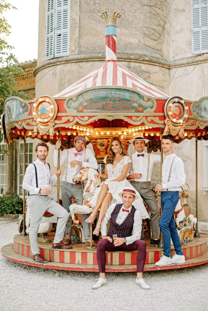 In questa foto idee per matrimonio intrattenimento: una giostra Carousel vintage. Sono presenti seduti gli sposi e alcuni invitati