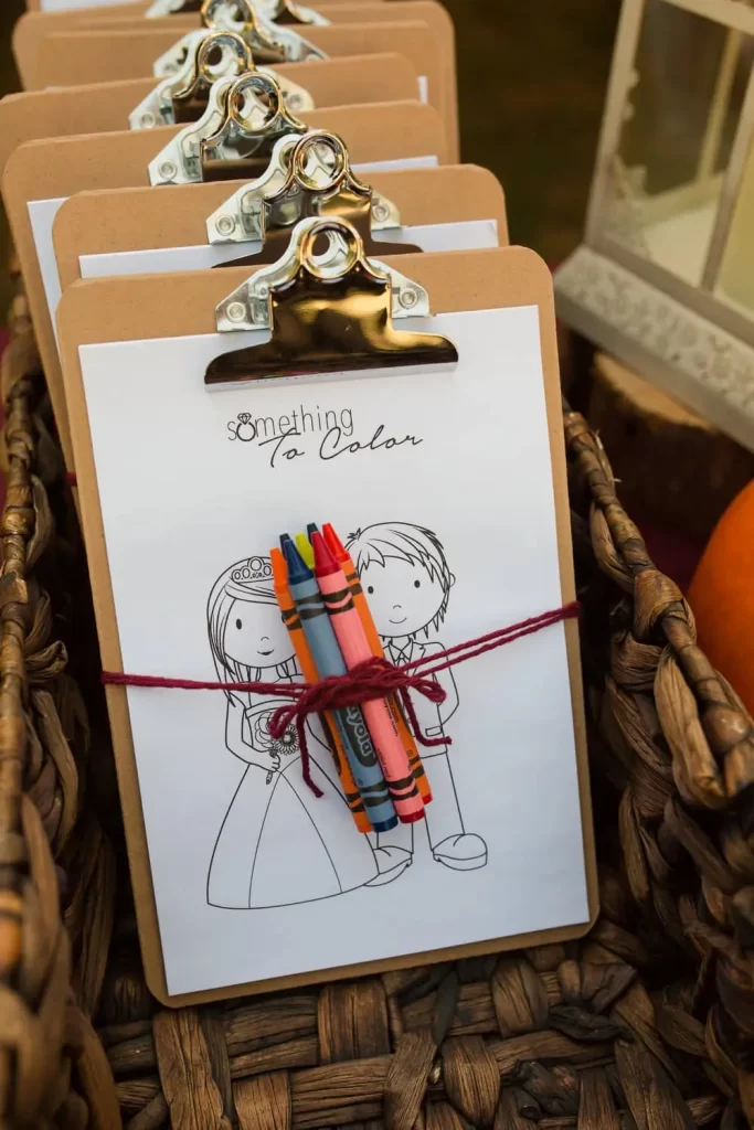 In questa foto idee per matrimonio intrattenimento: kit da colorare per bambini