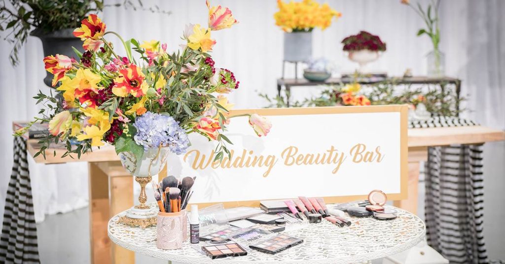 In questa foto idee per matrimonio intrattenimento: la Beauty Bar con trucchi per le invitate