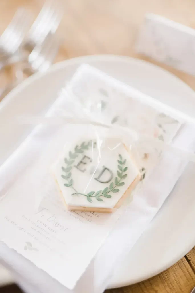 In questa foto un biscotto personalizzato per matrimonio con le iniziali degli sposi