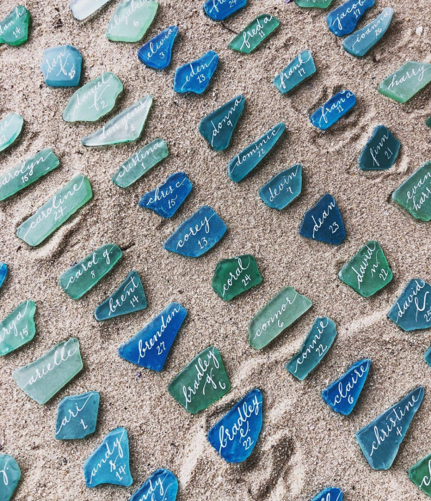 In questa foto un'idea di tableau mariage a tema mare con vetri di mare