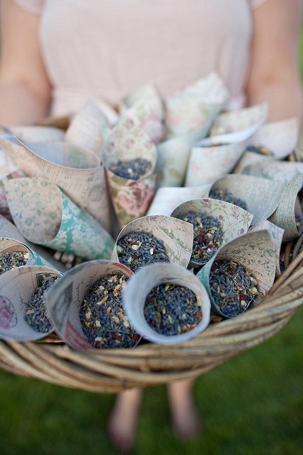 In questa foto idee matrimonio per l'uscita dalla chiesa: coni pieni di lavanda essiccata disposti in una cesta