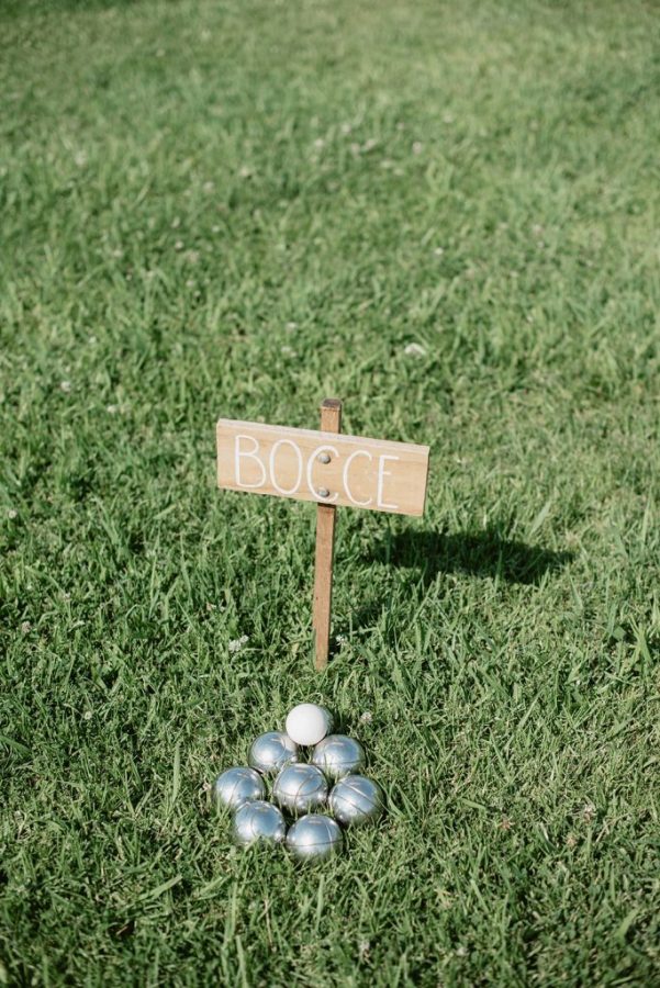 In questa foto il gioco delle bocce sul prato per il matrimonio