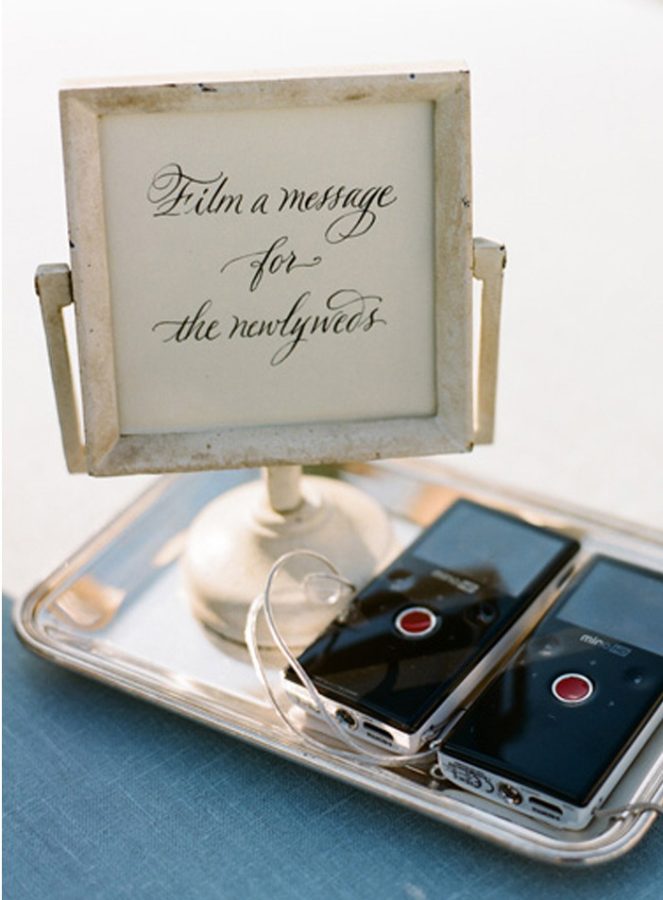 In questa foto un Video Booth con 2 piccoli tablet con cui gli ospiti registrano i video per gli sposi