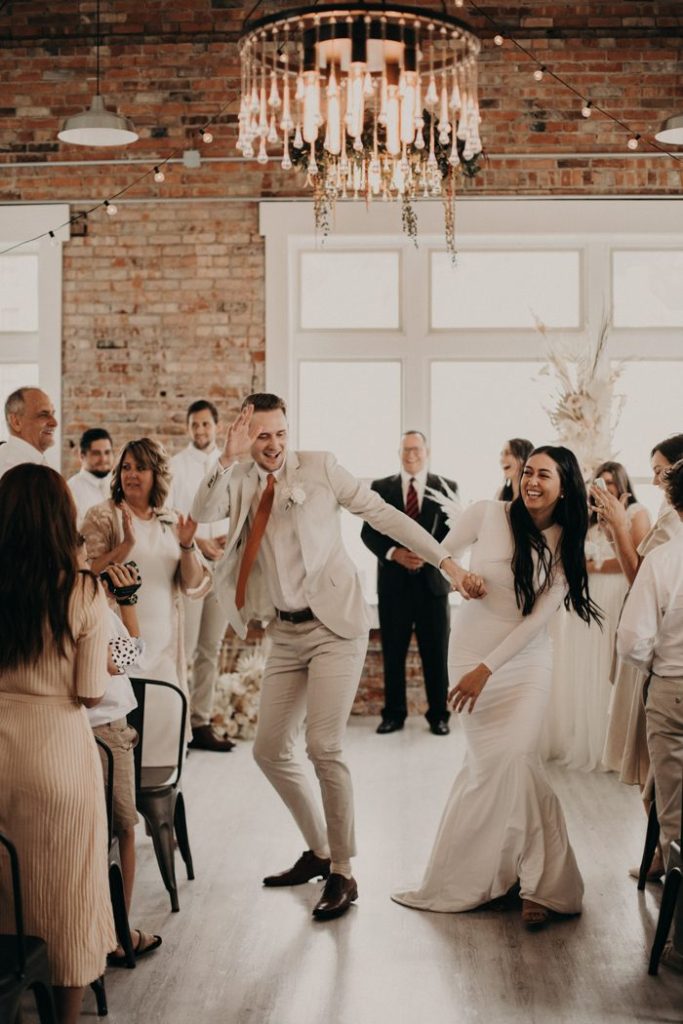 In questa foto due sposi ballano nella sala del ricevimento sulla loro musica del matrimonio