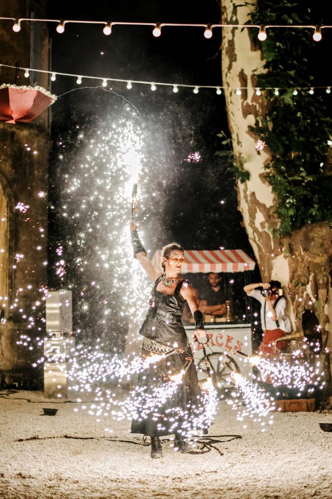 In questa foto una ballerina del fuoco