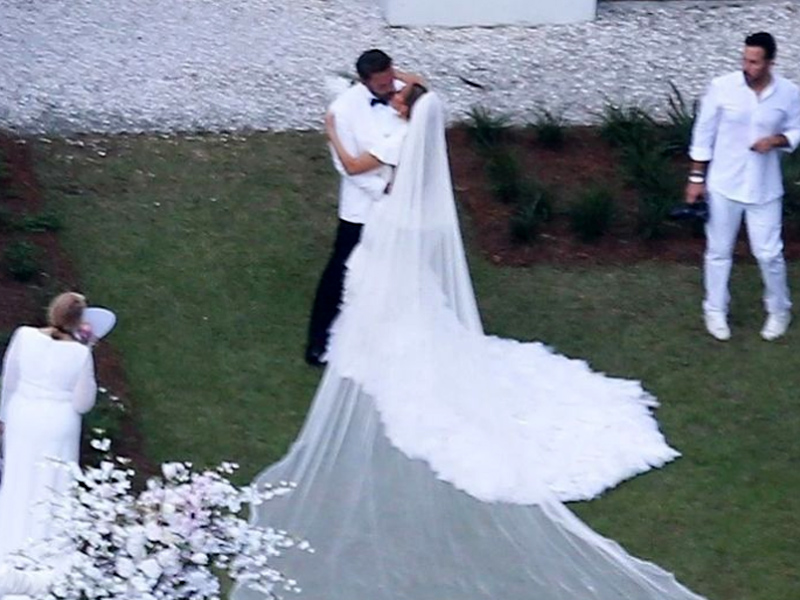 In questa foto Jennifer Lopez e Ben Affleck durante il loro matrimonio.
