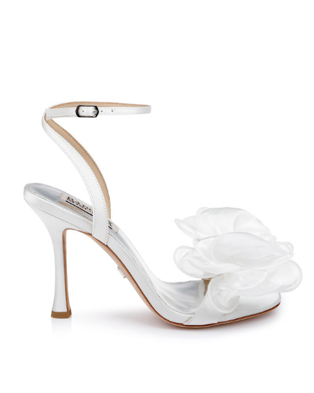 In questa foto scarpe da sposa con fiocco 3D di velo bianco.