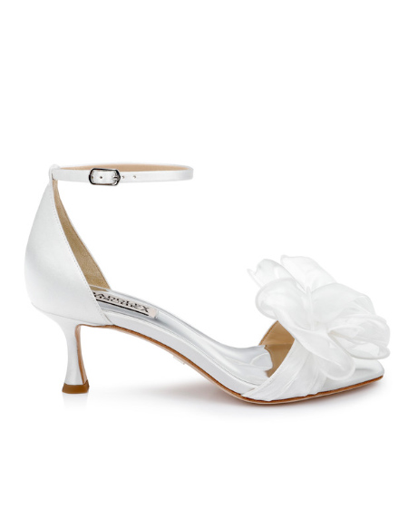 In questa foto scarpe da sposa con maxi fiocco bianco di velo e cinturino.