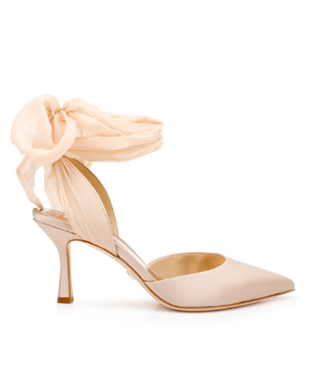 In questa foto scarpe da sposa color nude con fiocco da annodare alla caviglia.