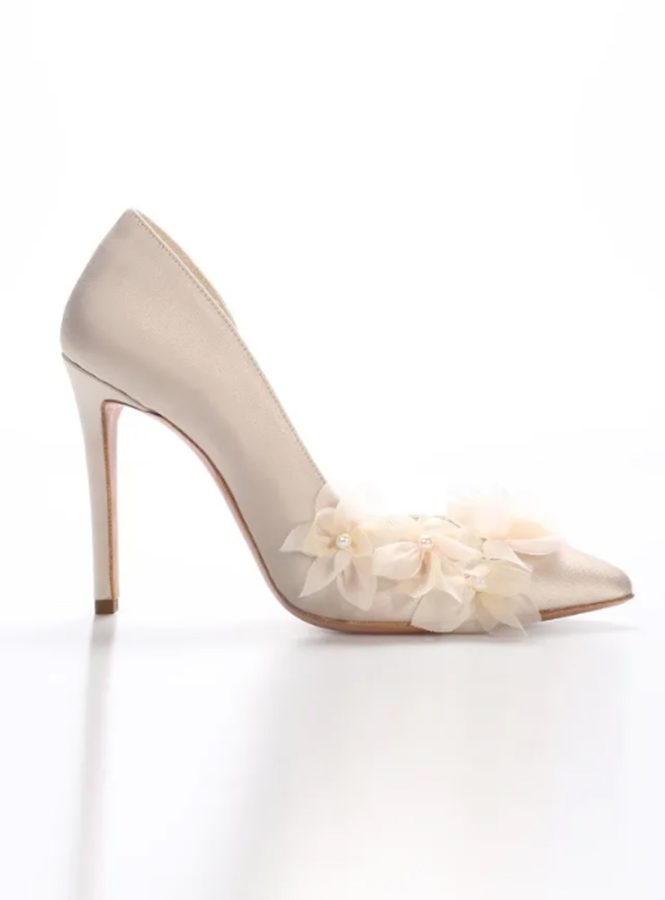 In questa foto scarpe da sposa con fiori 3D di velo Nicole Milano.