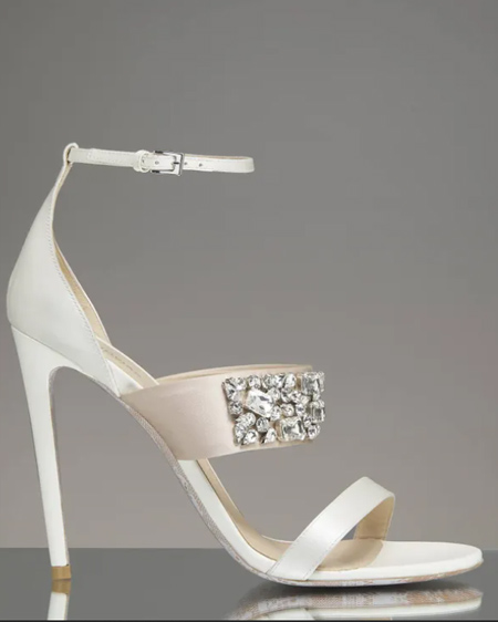 In questa foto scarpe da sposa a sandalo bianche con cristalli Pronovias.