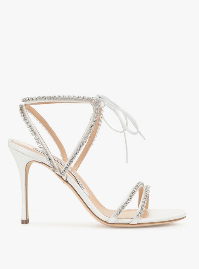 In questa foto scarpe da sposa a sandalo bianche con cristalli.
