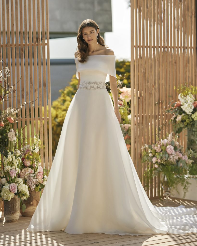 In questa immagine un modello della collezione di abiti da sposa Rosa Clará Couture 2023.