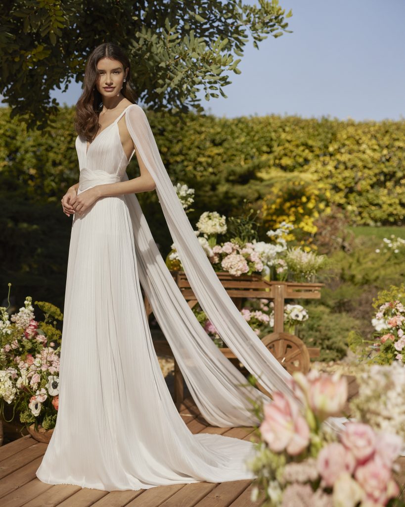 In questa immagine un modello della collezione di abiti da sposa Rosa Clará Couture 2023.