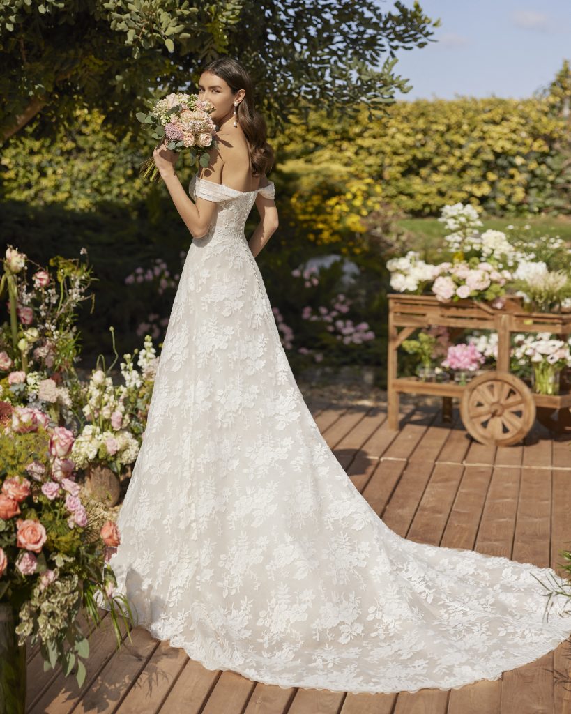 In questa immagine un modello in pizzo con maniche scivolate della collezione di abiti da sposa Rosa Clará Couture 2023.