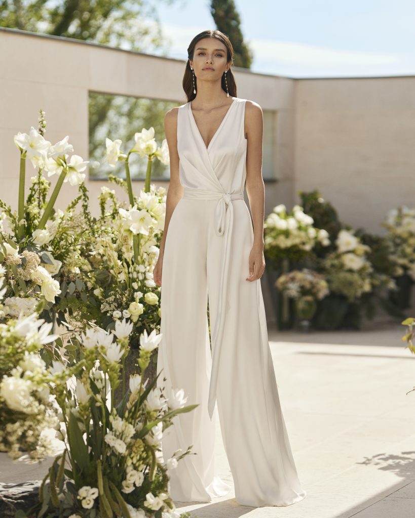 In questa immagine una jumpsuit della collezione di abiti da sposa Rosa Clará Couture 2023.
