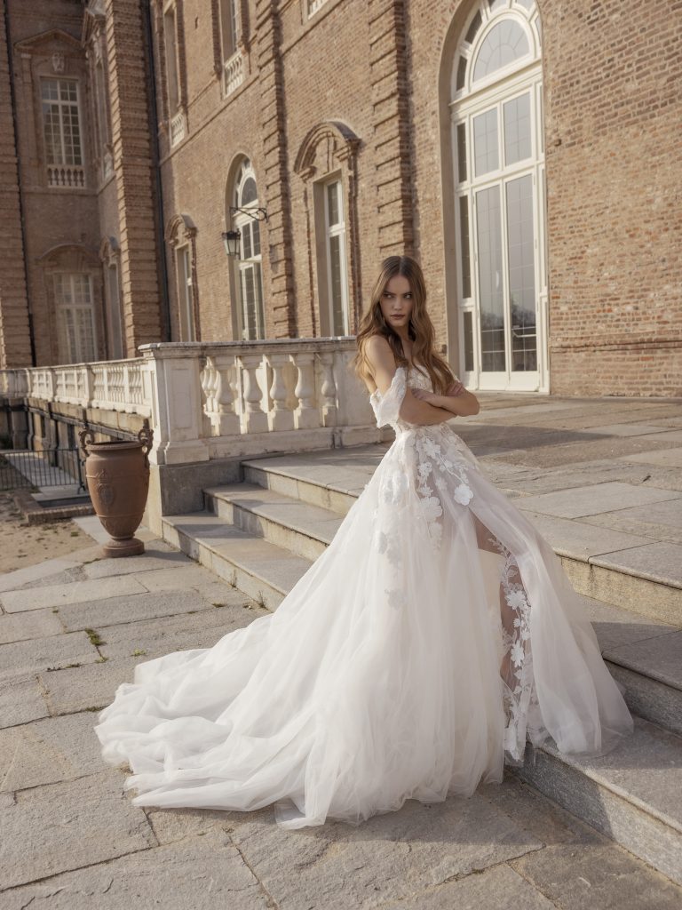 In questa foto un modello di abiti da sposa Capri 2023 con le maniche rimovibili ed il corpetto in pizzo