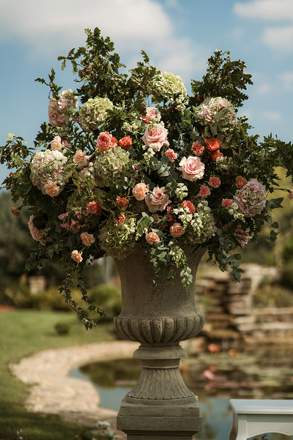 Uno dei vasi della villa adornata di fiori nelle nozze di Clara e Fabio