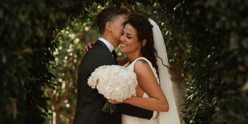 In questa foto gli sposi Clara e Fabio si abbracciano dopo lo scambio delle promesse nuziali