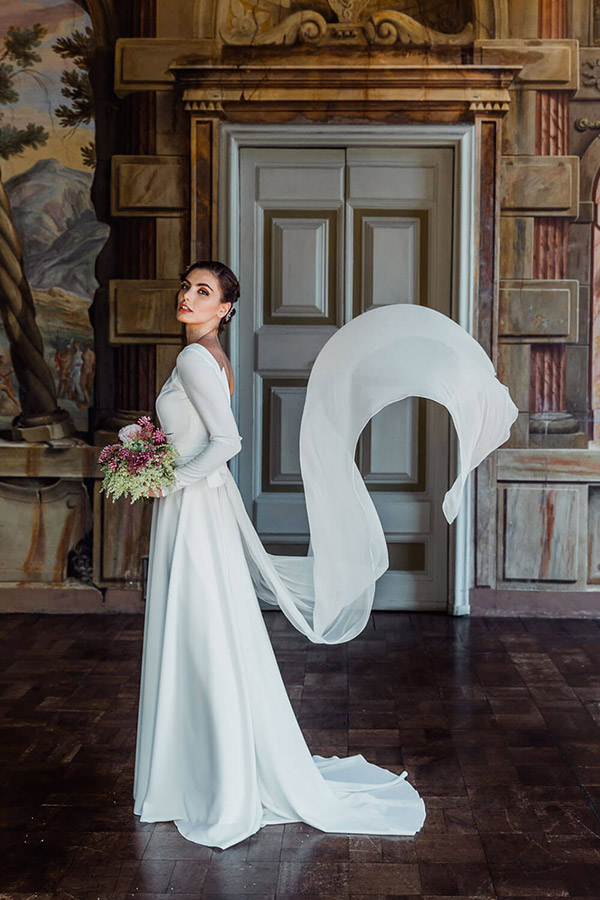 In questa foto un abito da sposa Giuliani Couture con un gioco floreale di tessuto sulla schiena