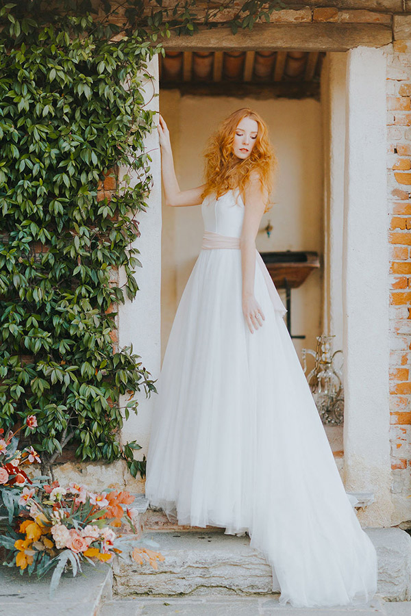 In questa foto un abito dalla gonna ampia e leggermente vaporosa in tulle di seta, con cintura di tessuto rosa cipria