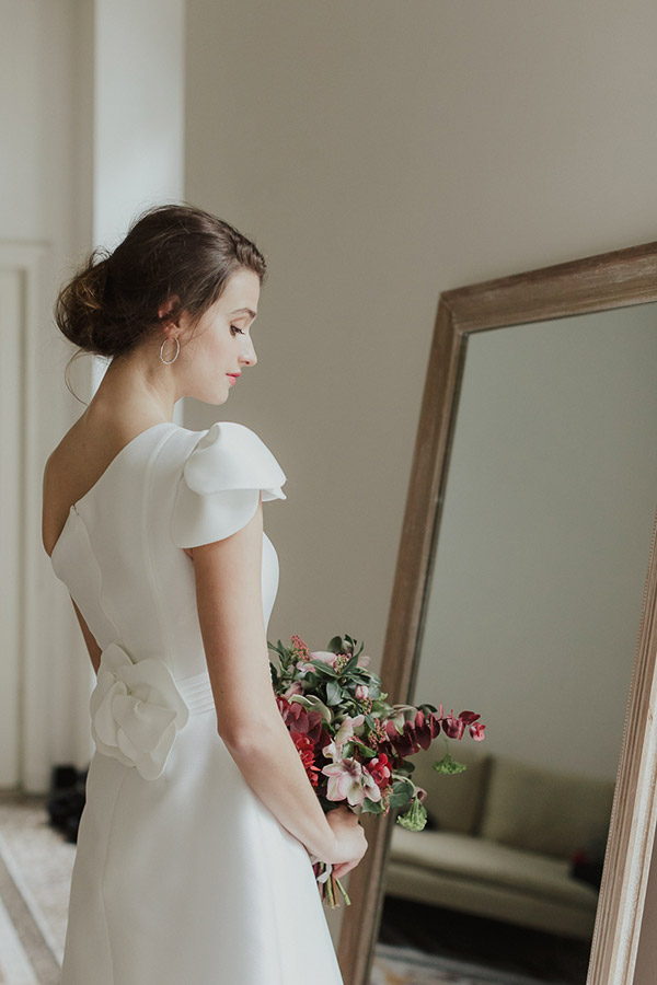 In questa foto un abito da sposa Giuliani Couture 2023 con fiore di tessuto sulla schiena ad altezza bacino
