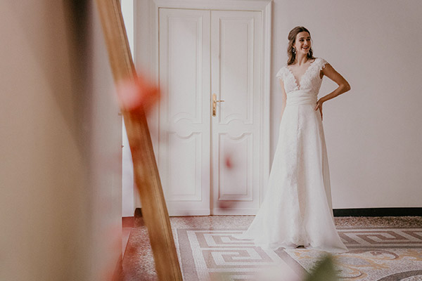 In questa foto un abito da sposa Giulianu Couture 2023. Un modello con gonna ad A, con pizzi e ricami floreali