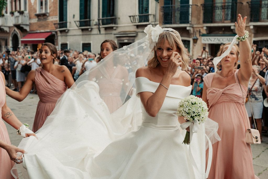 In questa foto Federica Pellegrini commossa nel giorno del suo matrimonio all'uscita dalla Chiesa con le sue damigelle