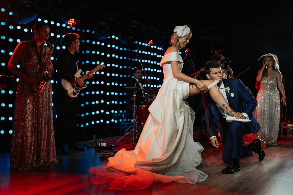 In questa foto la festa di matrimonio di Federica Pellegrini e Matteo Giunta: il lancio della giarrettiera 