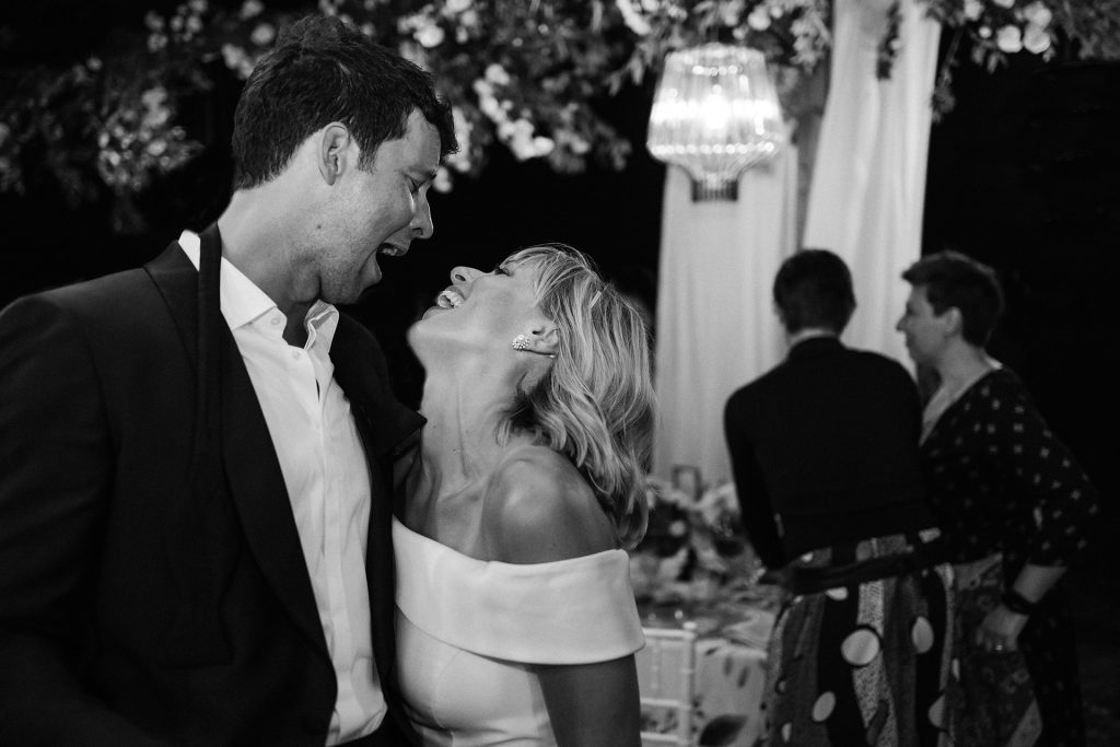 In questa foto la felicità di Federica Pellegrini e Matteo Giunta al loro matrimonio: i due sorridono durante il ricevimento