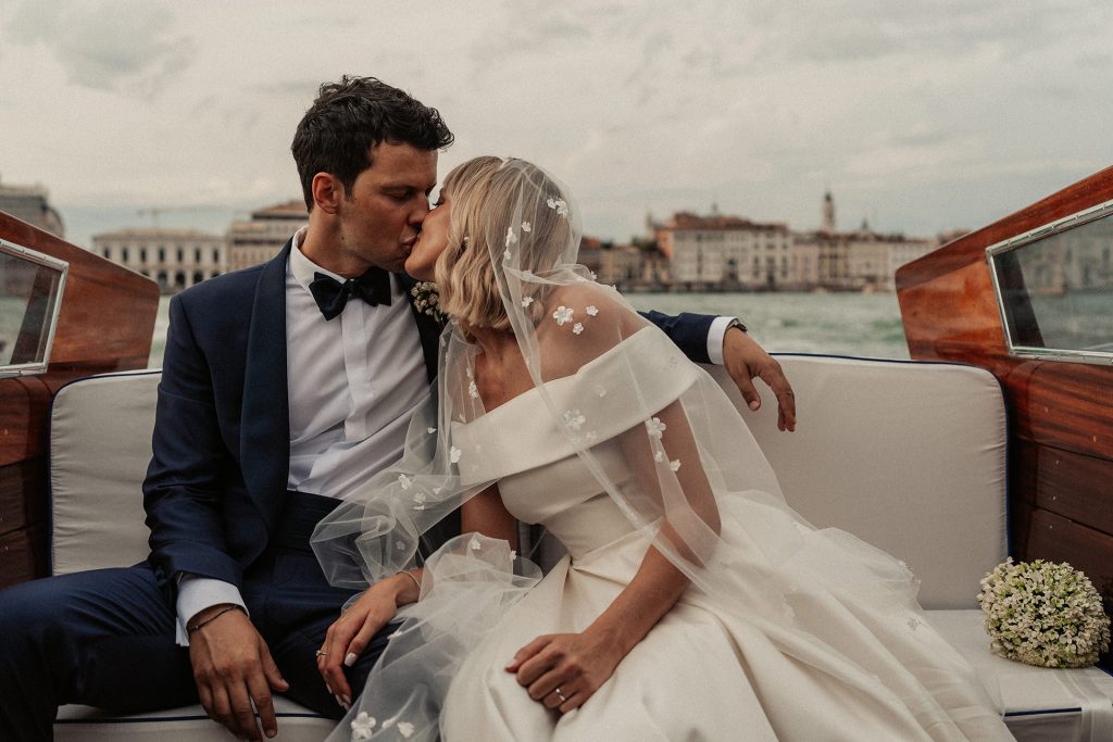 In questa foto Federica Pellegrini e Matteo Giunta in barca al loro matrimonio a Venezia: il trasferimento dalla Chiesa alla location del ricevimento