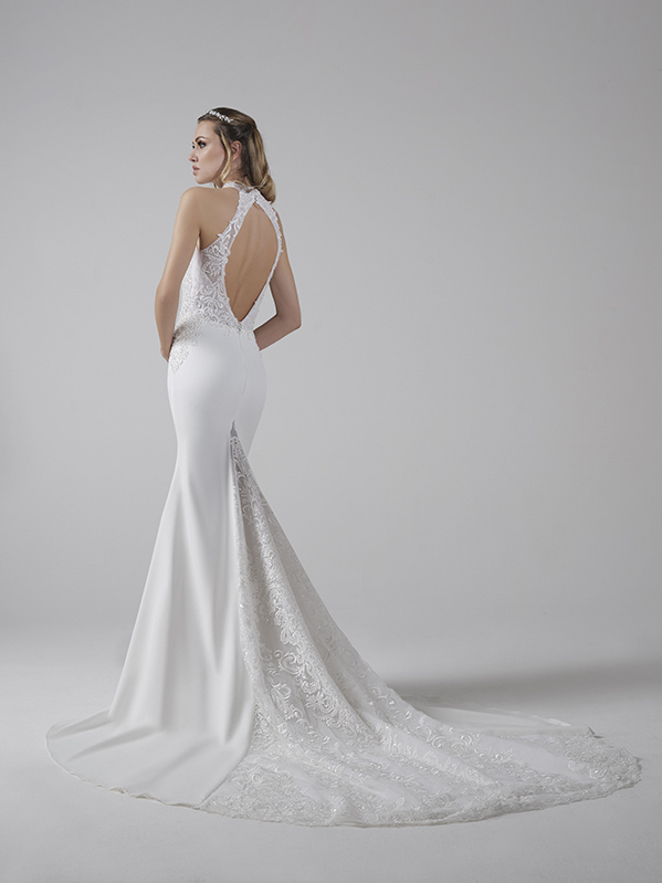Un abito a sirena, con ricami e pizzi, della collezione Musa Bridal 2023