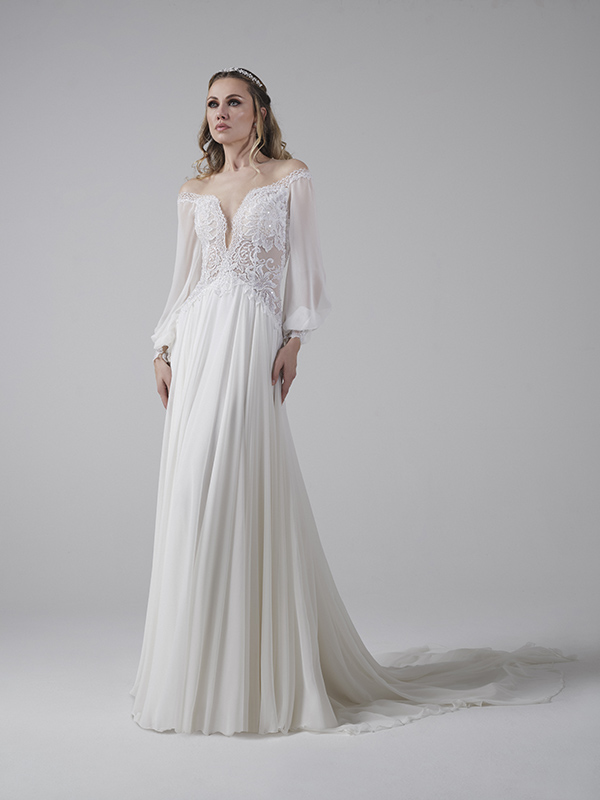 Un abito scivolato della collezione sposa Musa Bridal 2023 