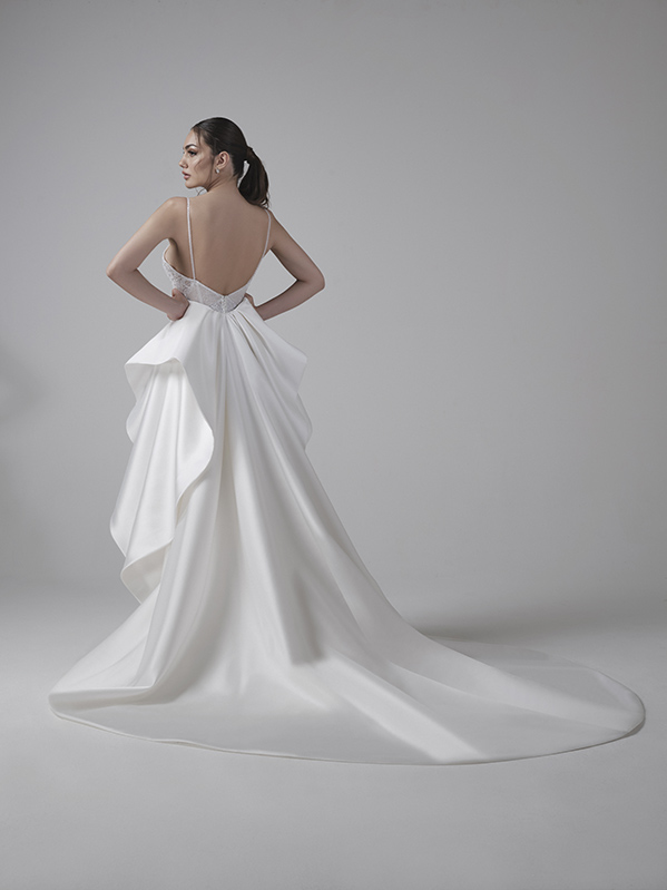 Un abito con sopragonna di Musa Bridal 2023