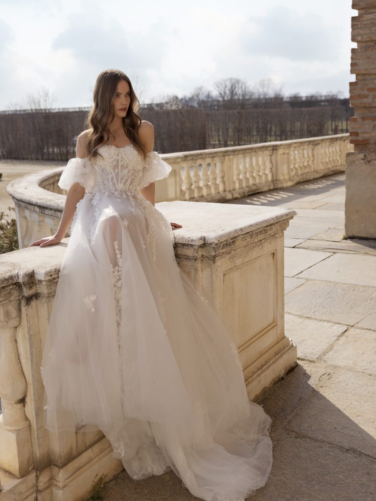 In questa foto un modello di abiti da sposa Capri 2023 con le maniche rimovibili ed il corpetto in pizzo