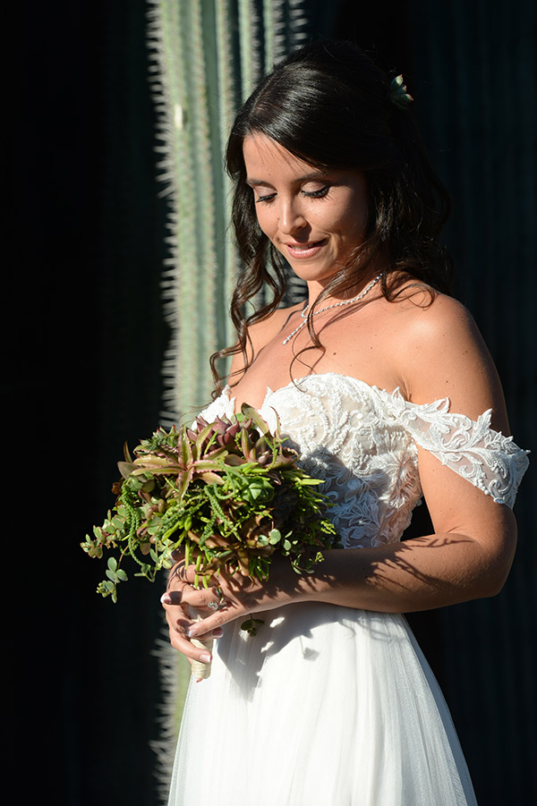 In questa foto una sposa con un bouquet fatto di piante grasse
