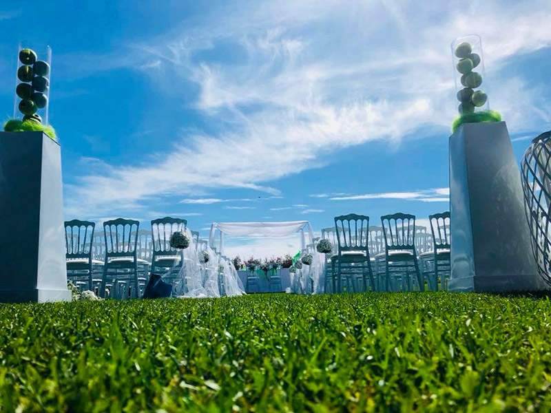 In questa foto una cerimonia all'aperto in un matrimonio eco-friendly organizzato da Simona Villa