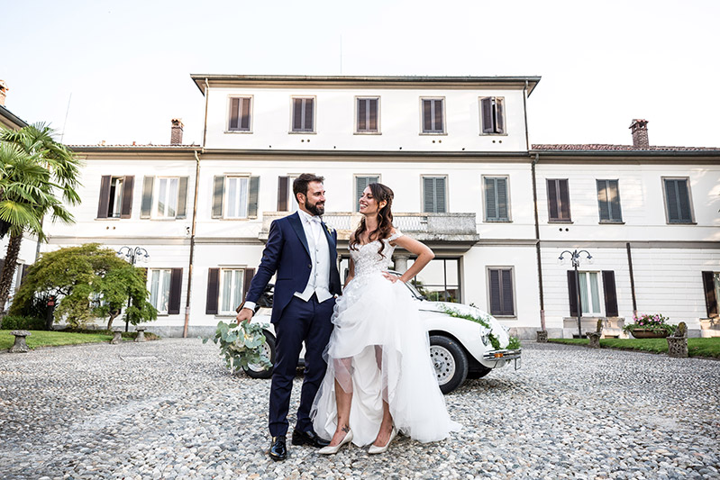 In questa foto una coppia di sposi davanti all'ingresso di Villa Argenta, una delle location eco-friendly